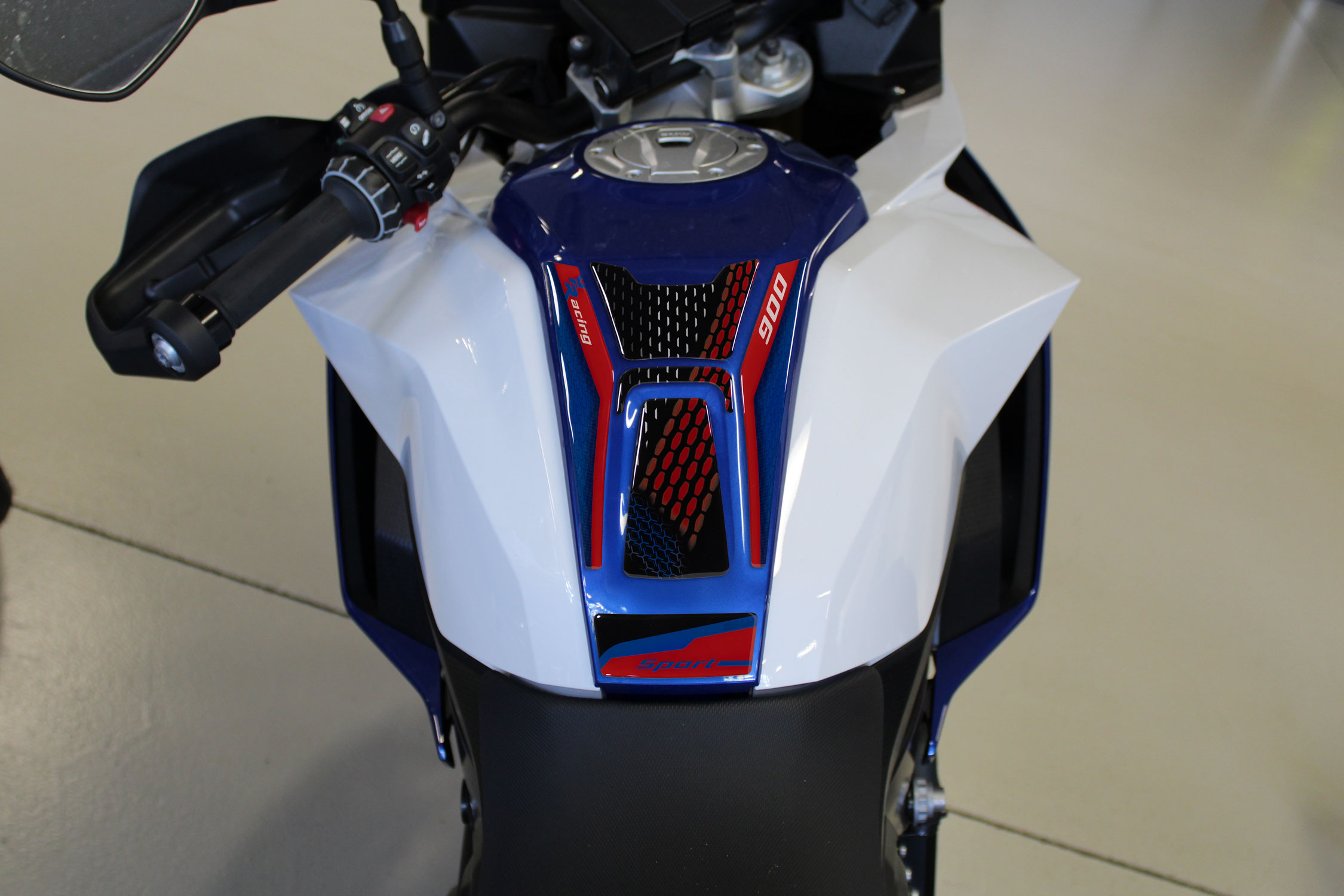 Az Graphishop Tankpad van 3D-hars, compatibel met BMW F 900 XR Az Graphishop Tankpad van 3D-hars, compatibel met BMW F 900 XR